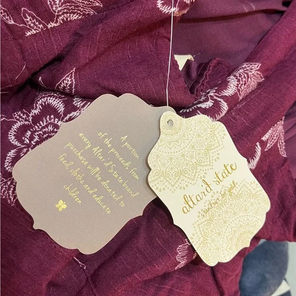 🌺 NWT Altar'd State Sz XS Wine Colored Backless Dress w/ a White Floral Design - Picture 4 of 6